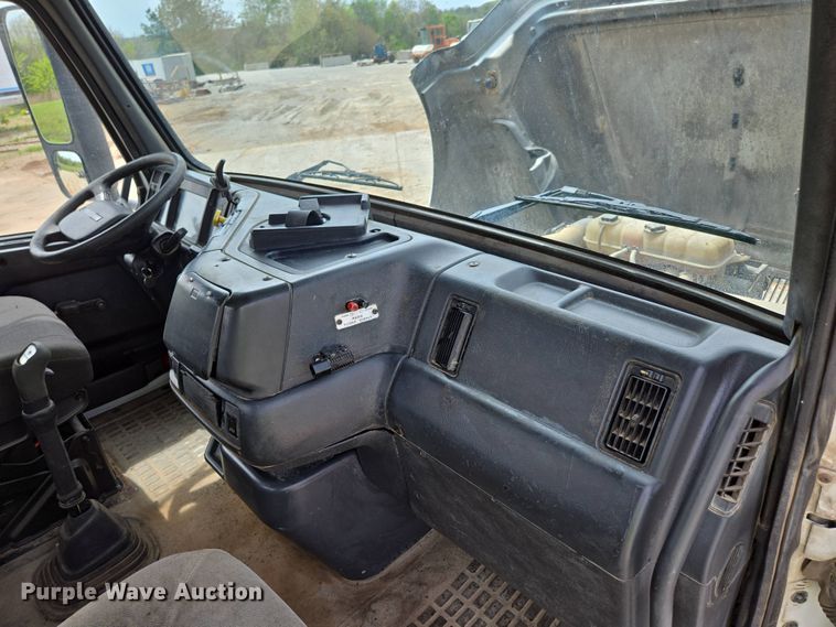 image for item DP6355 1999 Volvo VN semi truck