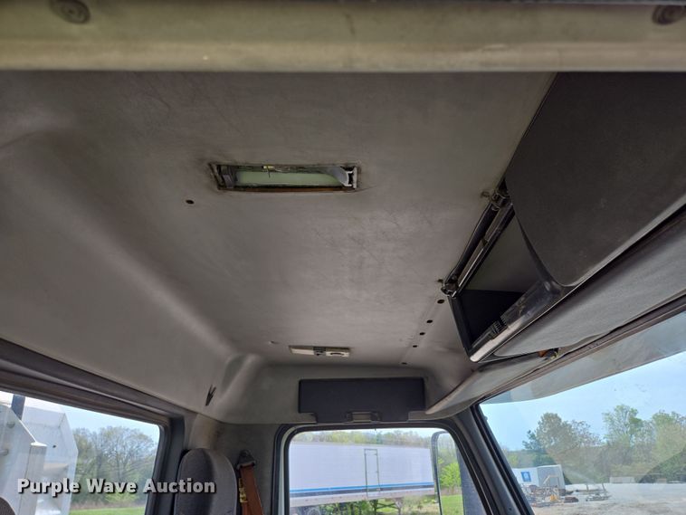 image for item DP6355 1999 Volvo VN semi truck