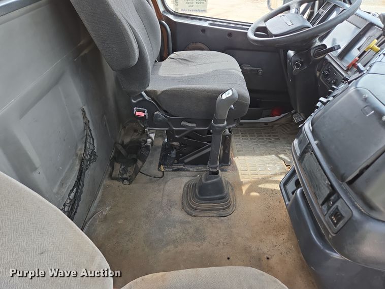 image for item DP6355 1999 Volvo VN semi truck