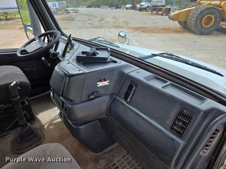 image for item DP6355 1999 Volvo VN semi truck