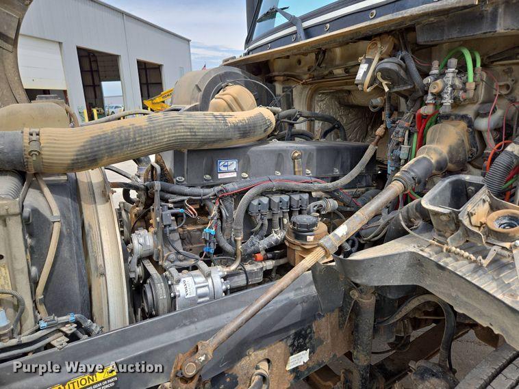 image for item DP6355 1999 Volvo VN semi truck