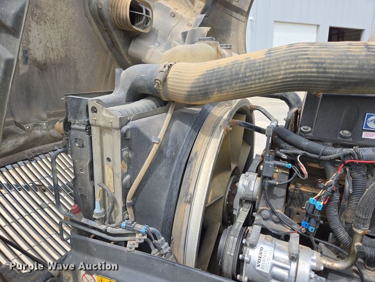 image for item DP6355 1999 Volvo VN semi truck