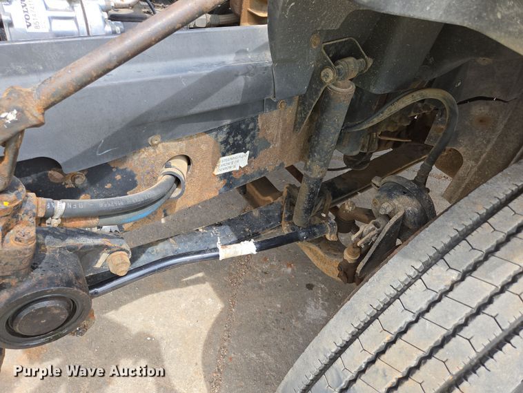 image for item DP6355 1999 Volvo VN semi truck