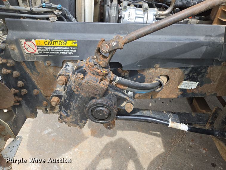 image for item DP6355 1999 Volvo VN semi truck