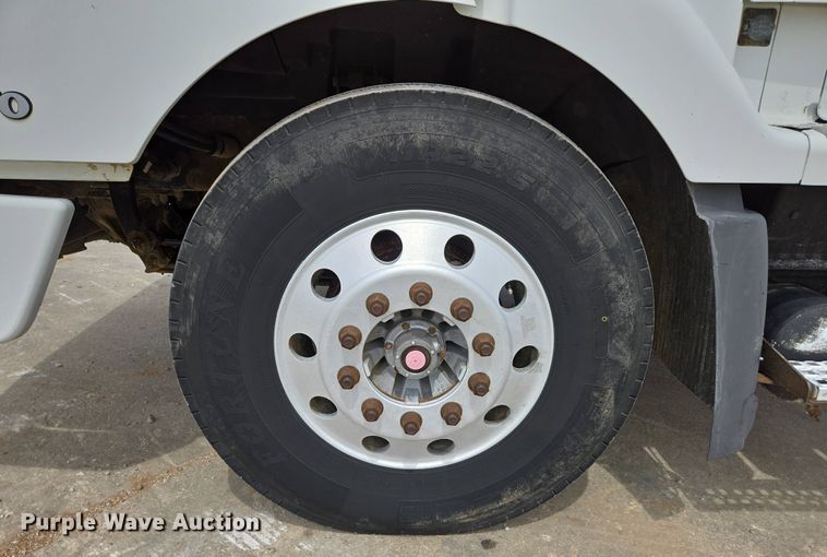 image for item DP6355 1999 Volvo VN semi truck