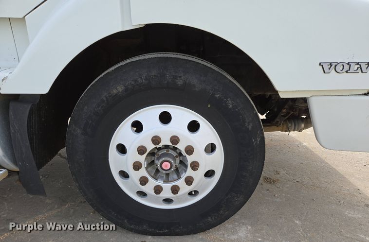 image for item DP6355 1999 Volvo VN semi truck