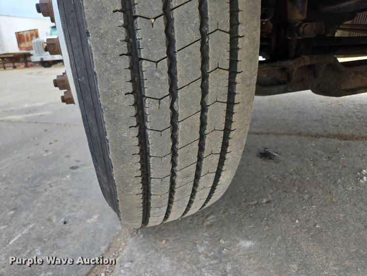 image for item DP6355 1999 Volvo VN semi truck