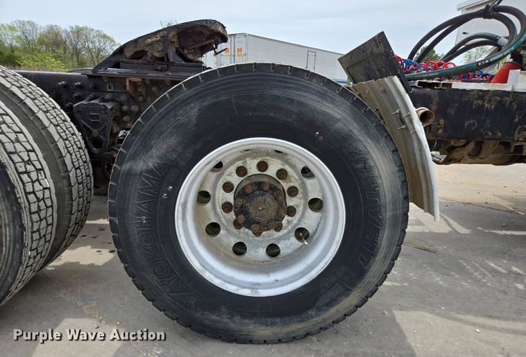 image for item DP6355 1999 Volvo VN semi truck