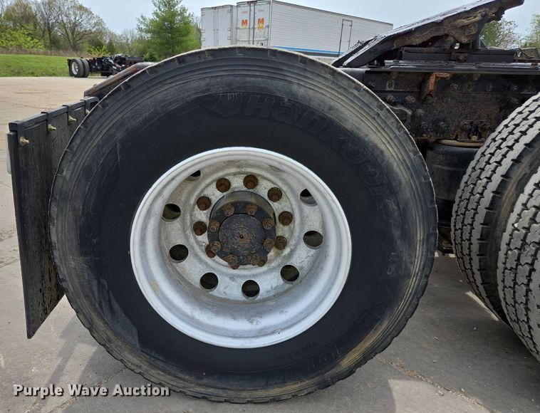 image for item DP6355 1999 Volvo VN semi truck