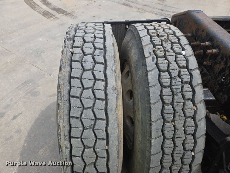 image for item DP6355 1999 Volvo VN semi truck