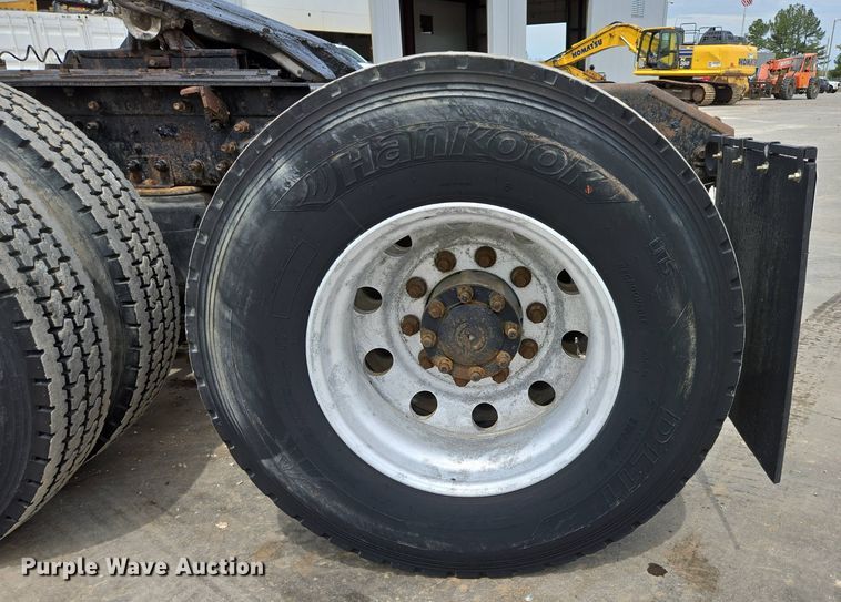 image for item DP6355 1999 Volvo VN semi truck