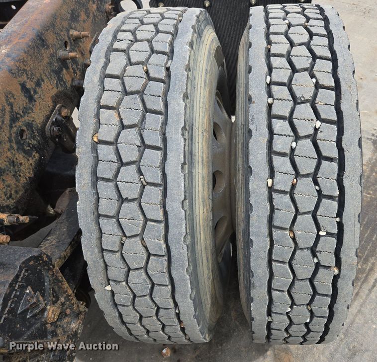 image for item DP6355 1999 Volvo VN semi truck