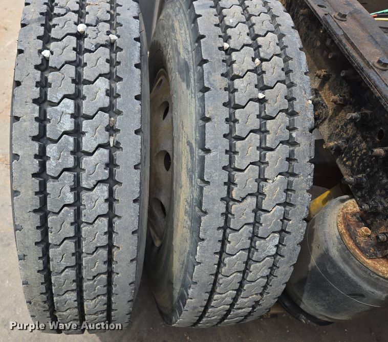 image for item DP6355 1999 Volvo VN semi truck