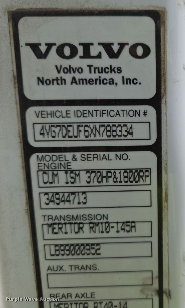 image for item DP6355 1999 Volvo VN semi truck