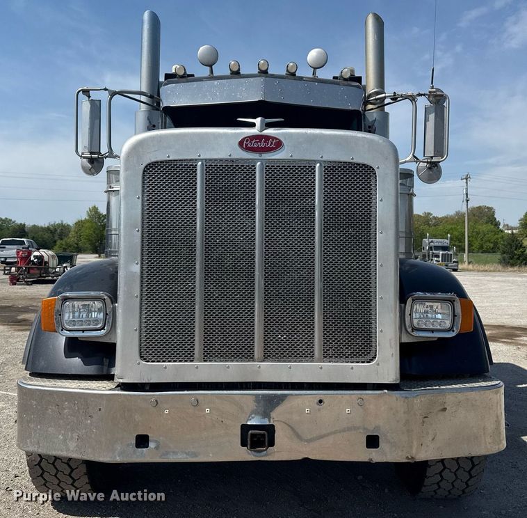 image for item DS3631 2014 Peterbilt 367 semi truck