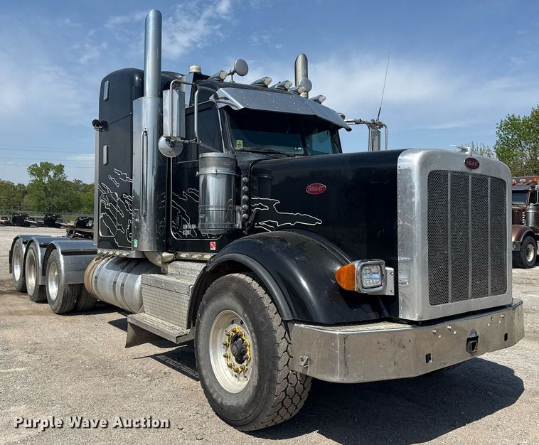 image for item DS3631 2014 Peterbilt 367 semi truck