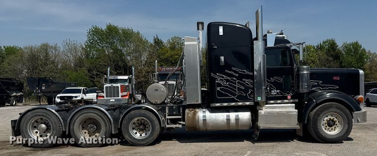 image for item DS3631 2014 Peterbilt 367 semi truck