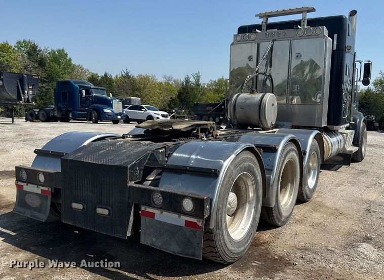 image for item DS3631 2014 Peterbilt 367 semi truck