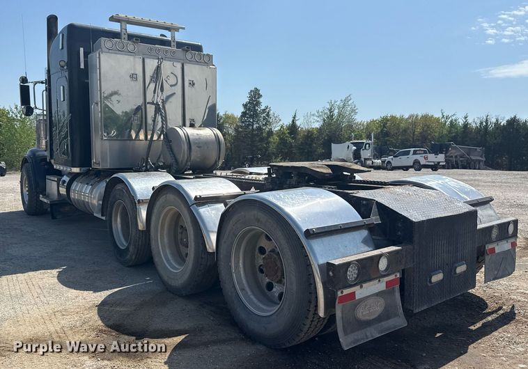 image for item DS3631 2014 Peterbilt 367 semi truck