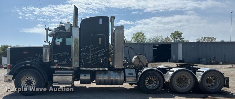 image for item DS3631 2014 Peterbilt 367 semi truck