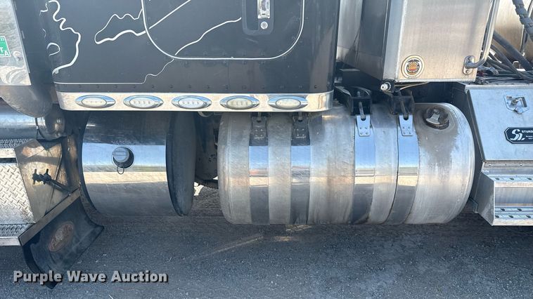 image for item DS3631 2014 Peterbilt 367 semi truck