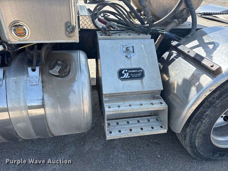 image for item DS3631 2014 Peterbilt 367 semi truck