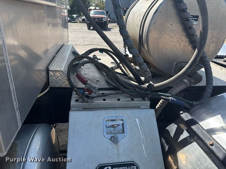 image for item DS3631 2014 Peterbilt 367 semi truck