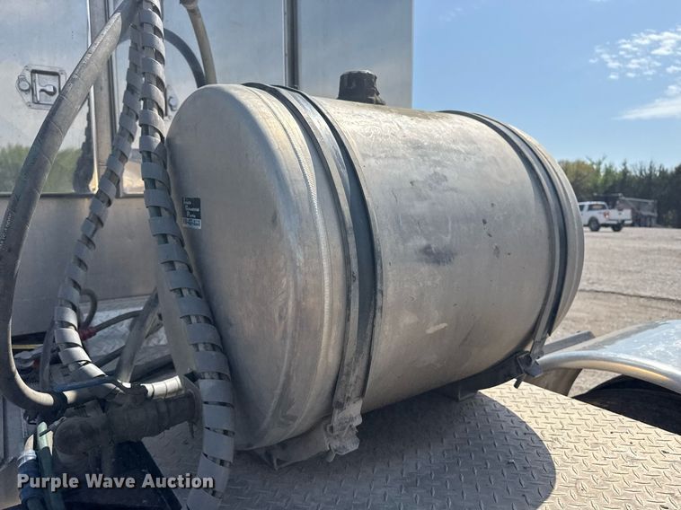 image for item DS3631 2014 Peterbilt 367 semi truck