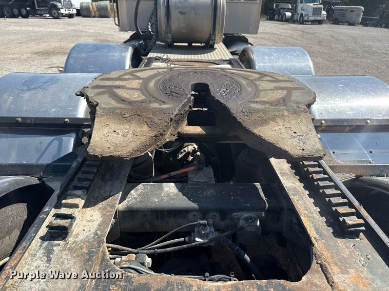 image for item DS3631 2014 Peterbilt 367 semi truck