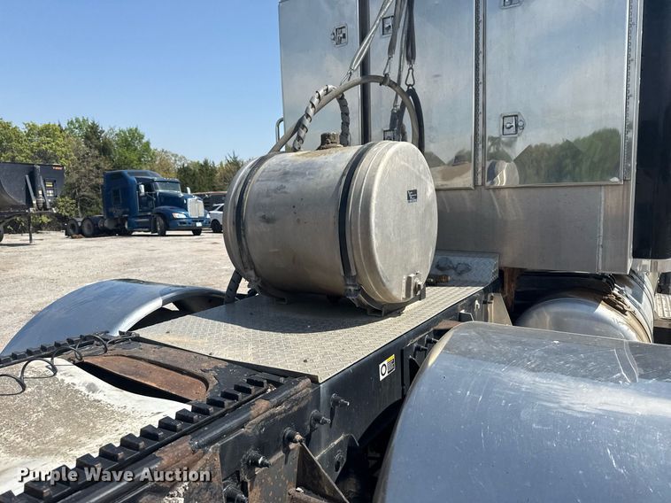 image for item DS3631 2014 Peterbilt 367 semi truck