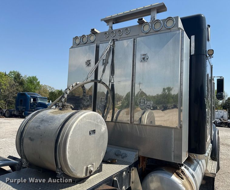 image for item DS3631 2014 Peterbilt 367 semi truck