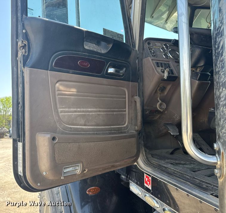 image for item DS3631 2014 Peterbilt 367 semi truck