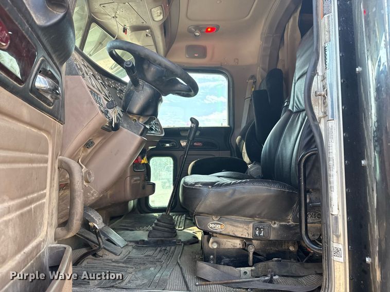 image for item DS3631 2014 Peterbilt 367 semi truck