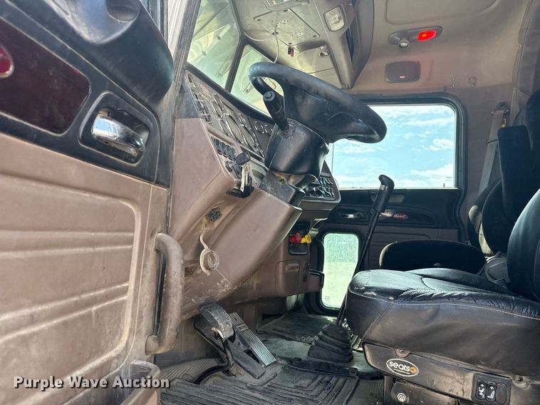 image for item DS3631 2014 Peterbilt 367 semi truck