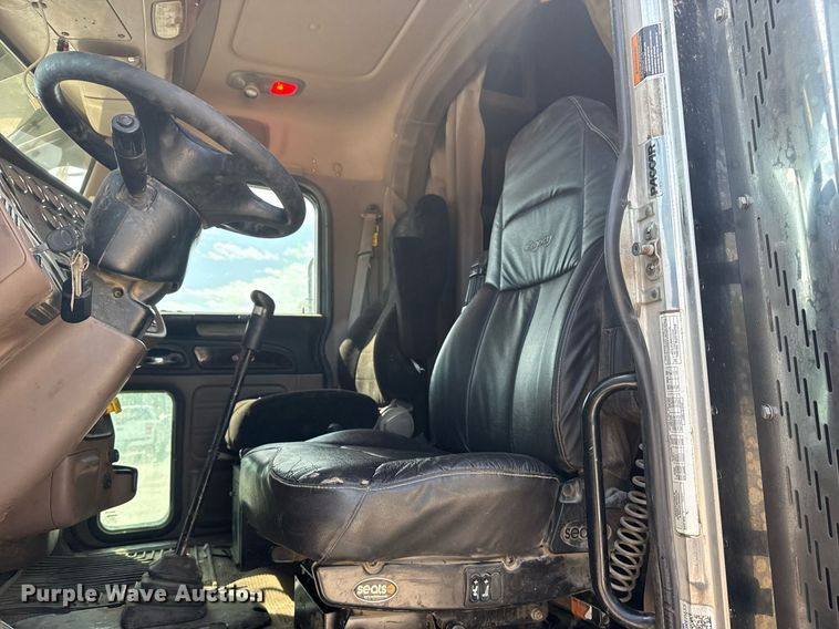 image for item DS3631 2014 Peterbilt 367 semi truck