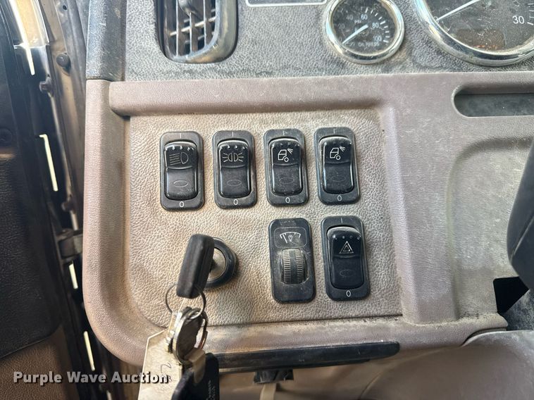 image for item DS3631 2014 Peterbilt 367 semi truck