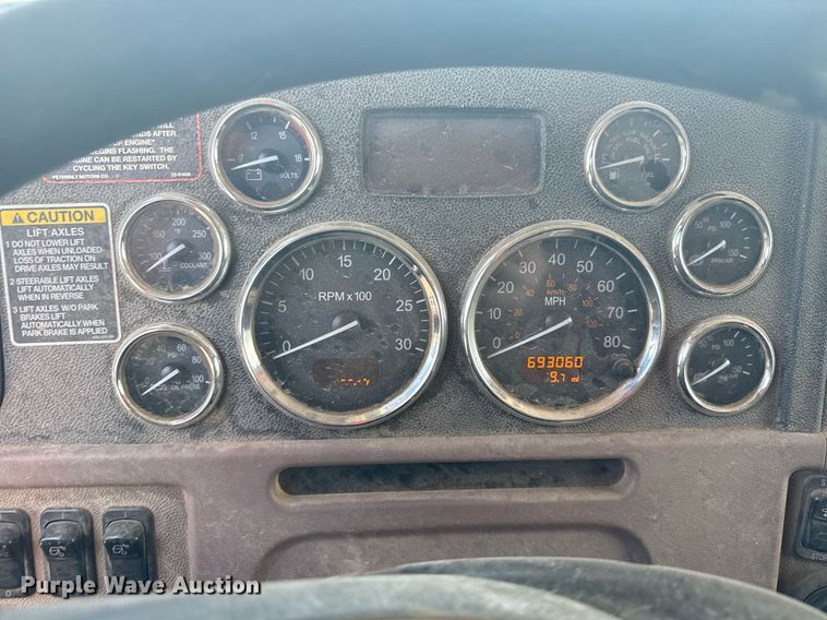 image for item DS3631 2014 Peterbilt 367 semi truck