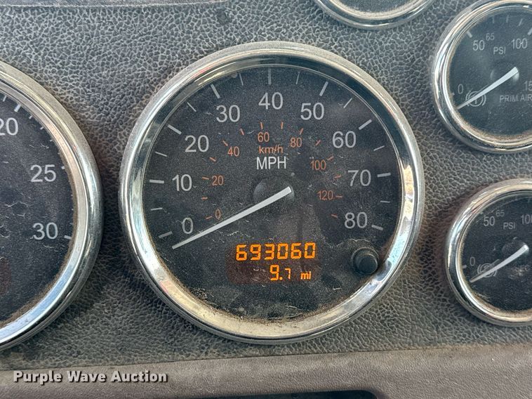 image for item DS3631 2014 Peterbilt 367 semi truck