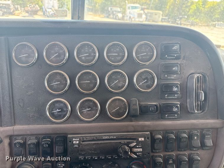 image for item DS3631 2014 Peterbilt 367 semi truck