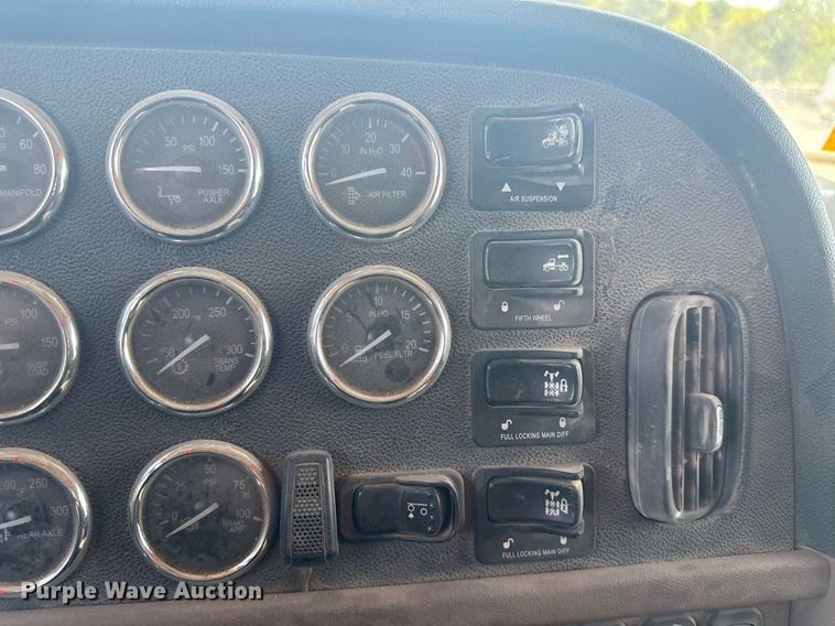 image for item DS3631 2014 Peterbilt 367 semi truck