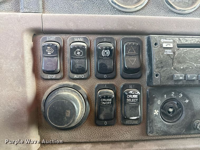 image for item DS3631 2014 Peterbilt 367 semi truck