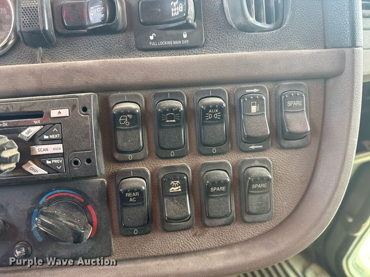 image for item DS3631 2014 Peterbilt 367 semi truck