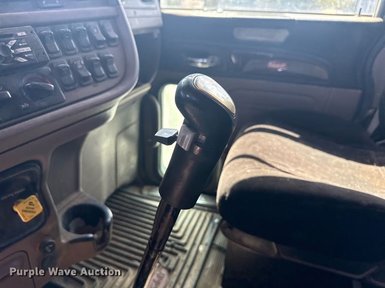 image for item DS3631 2014 Peterbilt 367 semi truck