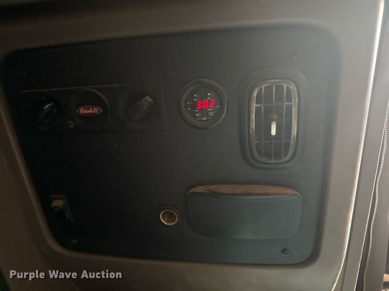 image for item DS3631 2014 Peterbilt 367 semi truck