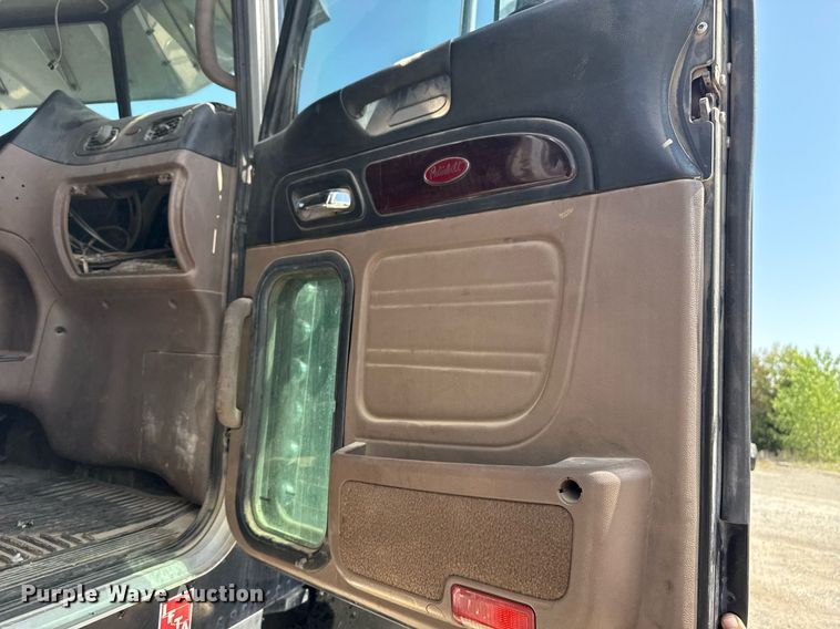 image for item DS3631 2014 Peterbilt 367 semi truck