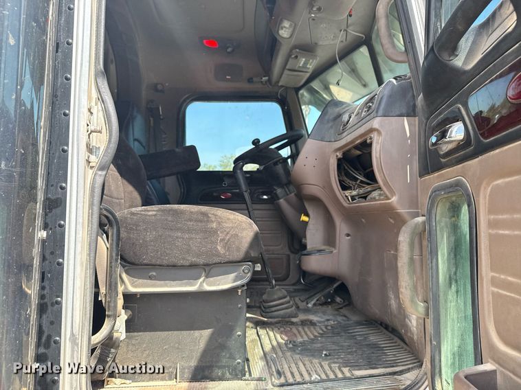 image for item DS3631 2014 Peterbilt 367 semi truck