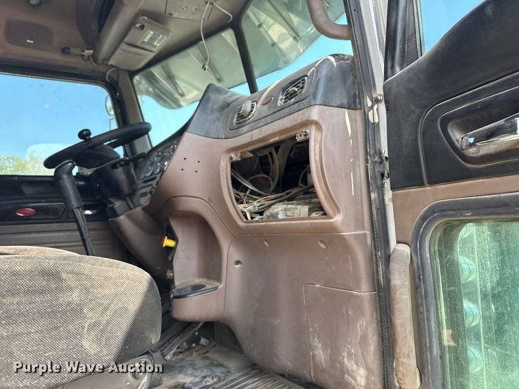 image for item DS3631 2014 Peterbilt 367 semi truck