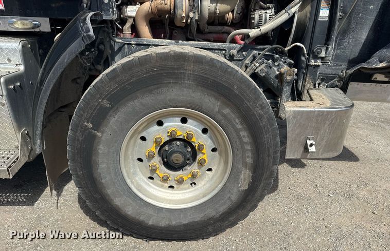 image for item DS3631 2014 Peterbilt 367 semi truck