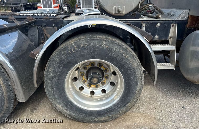 image for item DS3631 2014 Peterbilt 367 semi truck