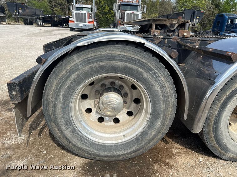 image for item DS3631 2014 Peterbilt 367 semi truck